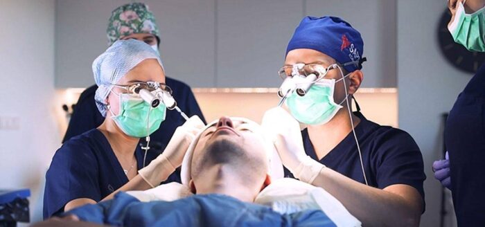 Przeszczep Włosów U Osób Starszych – Jakie Są Ograniczenia I Oczekiwania?
