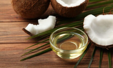 Olej kokosowy w kosmetyce – kiedy go stosować?